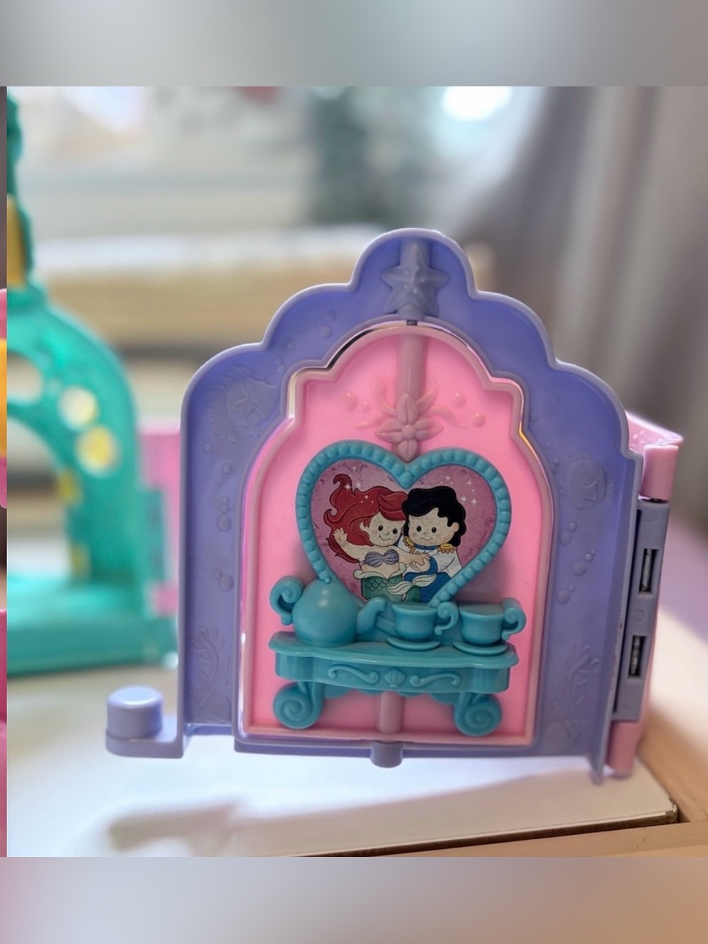 FISHER-PRICE - LITTLE PEOPLE - ARIEL’S CASTLE PLAYSET WITH ARIEL FIGURINE - Picture 3 of 4
